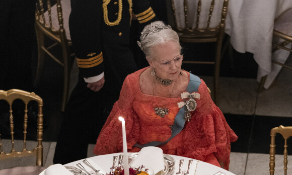 image: Gjestene hadde akkurat satt seg til bords- Dere ser ut som dritt!
